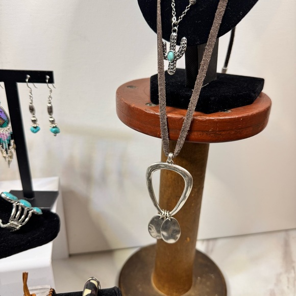 SOUTHWESTERN JEWELRY BUNDLE 26 costume pieces Necklace-Bracelets-Rings-Earrings - Picture 11 of 16